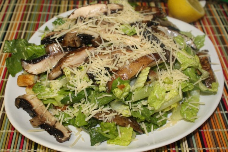 Ensalada César con champiñones