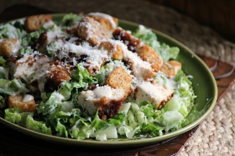 Ensalada César con aderezo de yogur