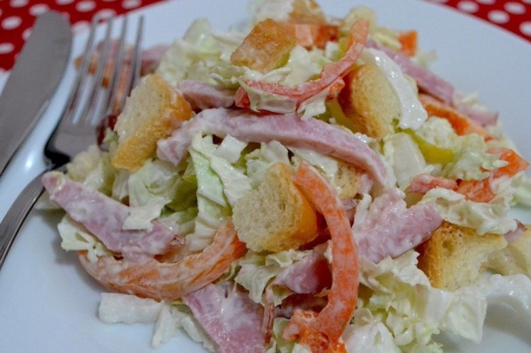 Ensalada César con jamón y mayonesa