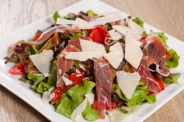 Ensalada César con jamón serrano