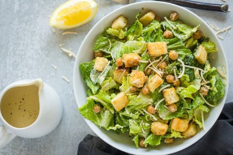Ensalada César vegana con garbanzos