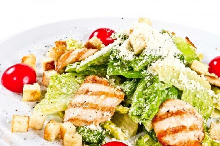 Ensalada César con espinacas
