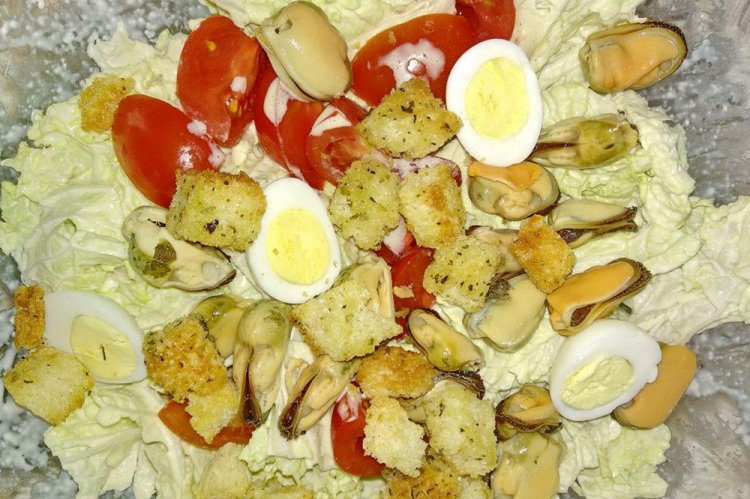 Ensalada César con mejillones