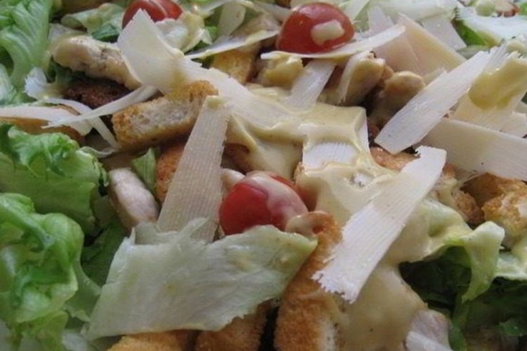 Ensalada César con lengua de res