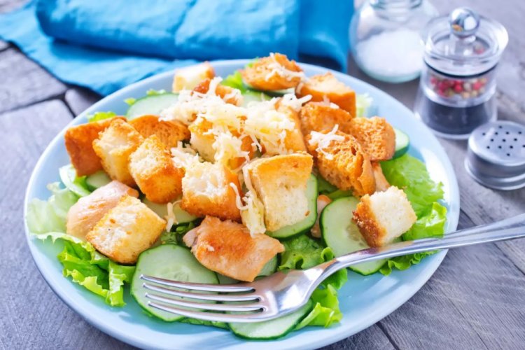 Ensalada César con pepinos