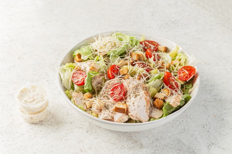 Ensalada César con pollo ahumado