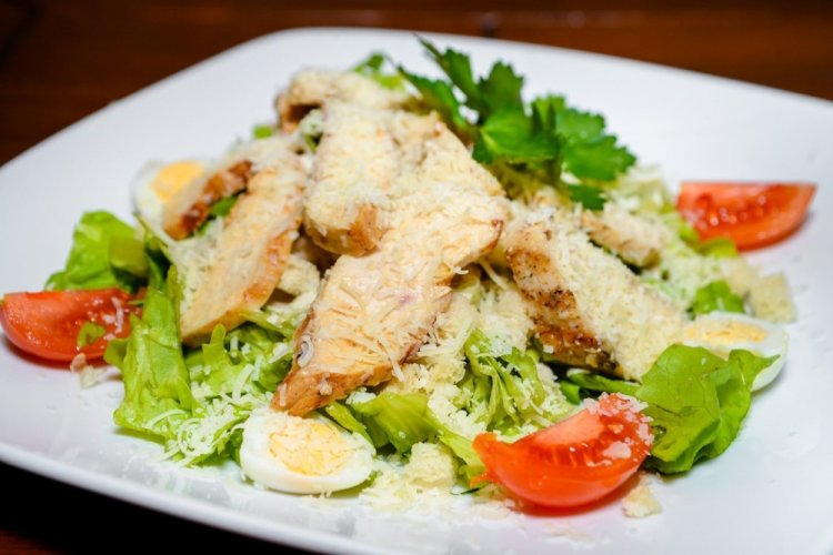Ensalada César con col china y huevos de codorniz