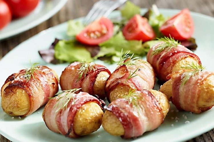 Patatas enteras asadas con beicon