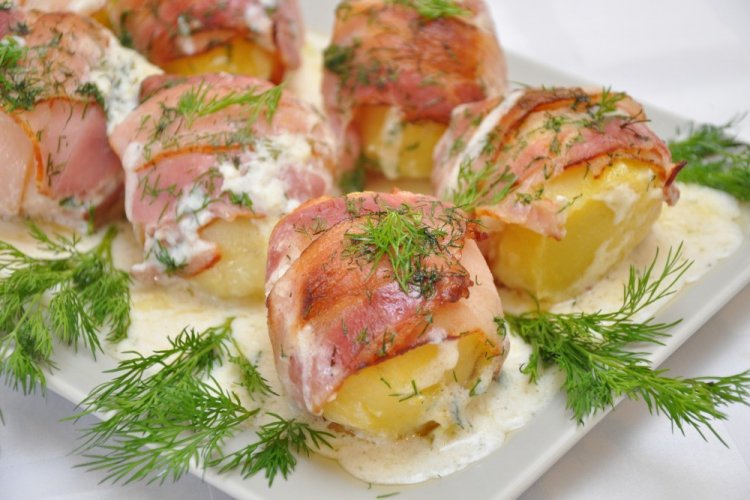 Patatas con beicon en salsa agria