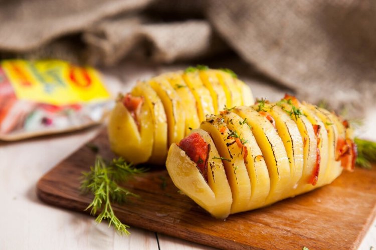 Patatas con beicon y tomates al horno
