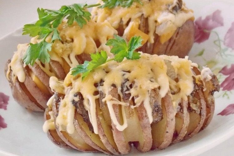 Patatas con beicon y champiñones al horno