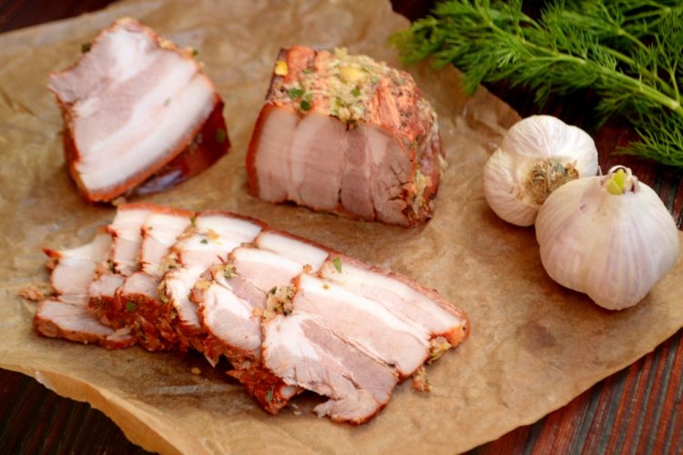 Speck in Salzlake mit Zwiebelschalen