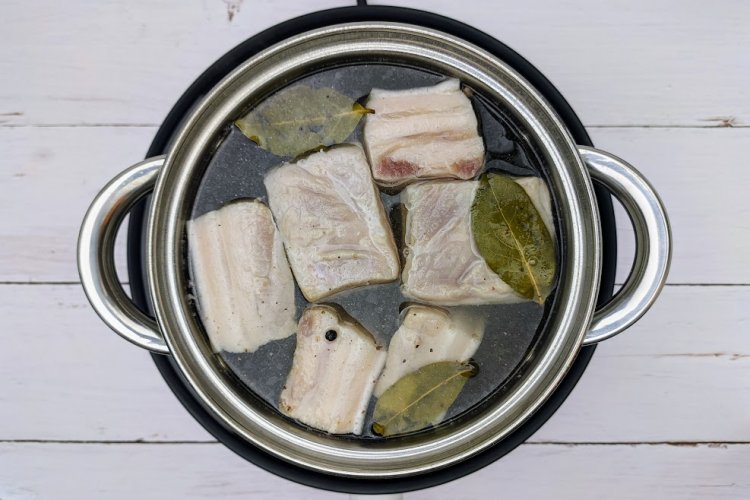 Speck in heißer Salzlake im Topf