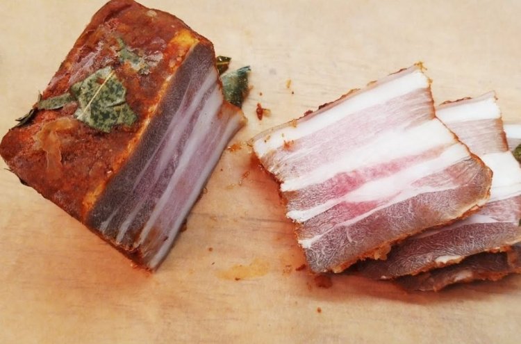 Speck mit Paprika im Gefrierschrank