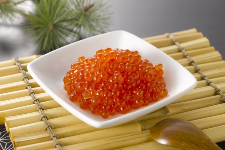 Lachsrogen mit Salz und Zucker