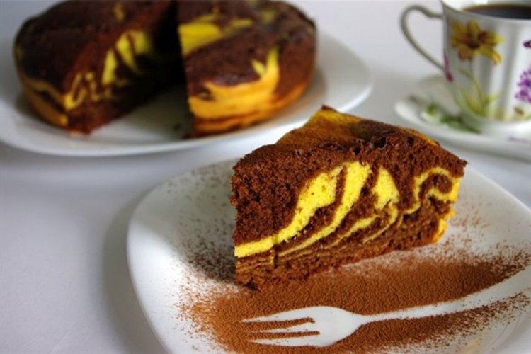 Bizcocho de calabaza con chocolate en olla de cocción lenta