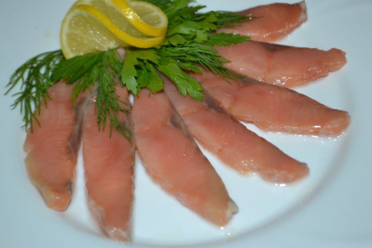 Schnelles Einlegen von Buckellachs in 2 Stunden