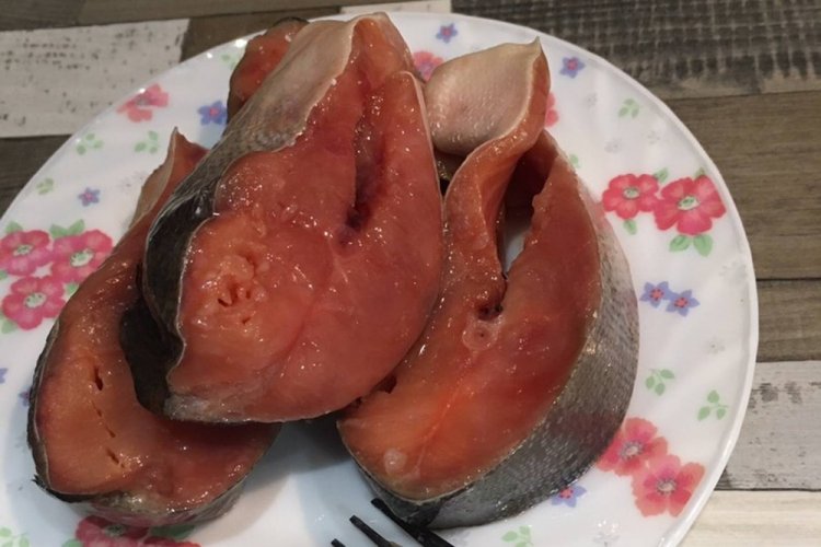 Gesalzene Buckellachssteaks