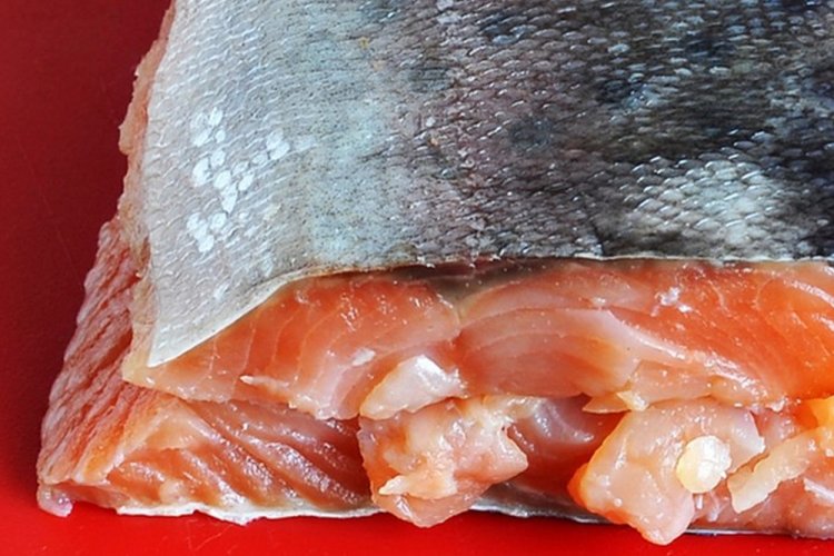 Ganzer gesalzener Buckellachs in Pergamentpapier