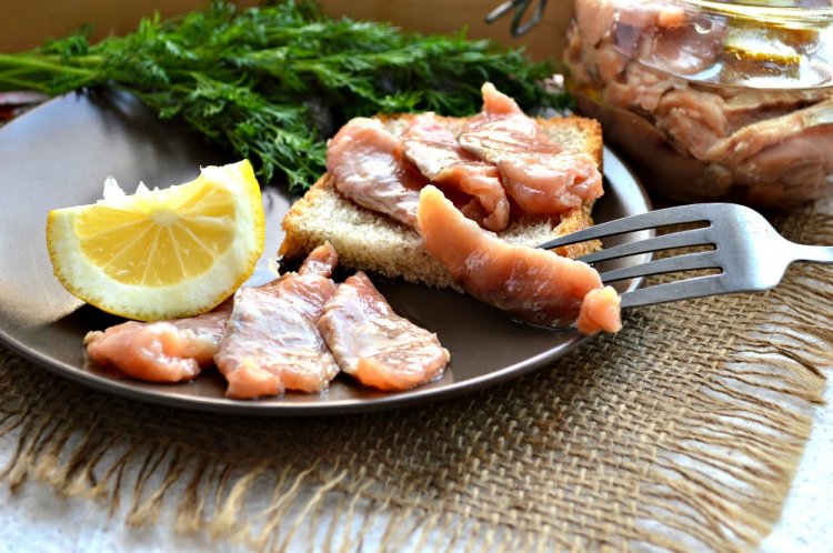 Leicht gesalzener Buckellachs mit Pflanzenöl