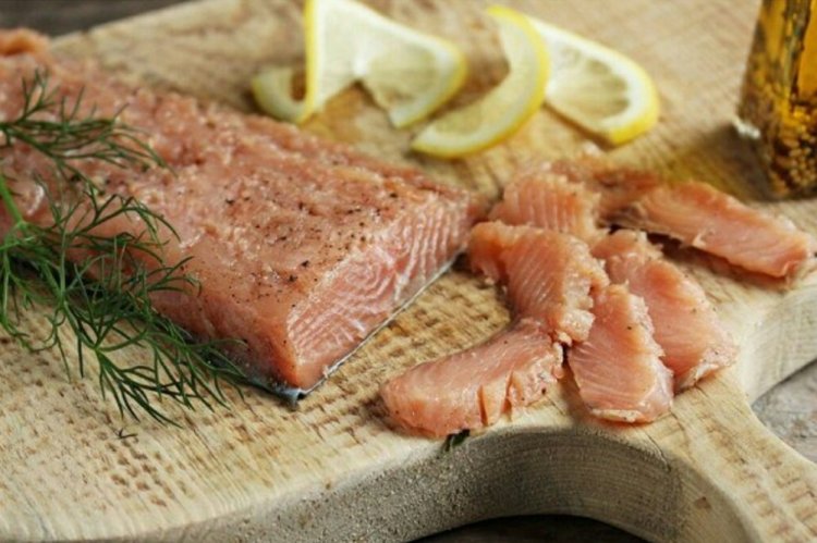 Gesalzener Buckellachs mit Dill