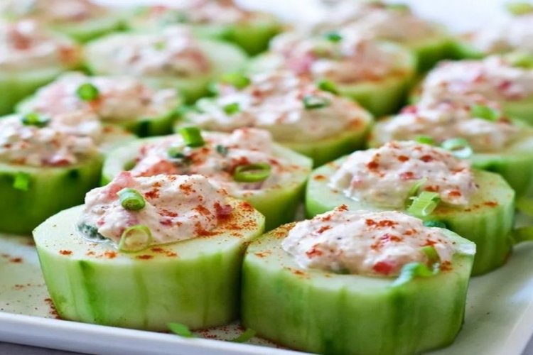 Pepinos rellenos con salmón