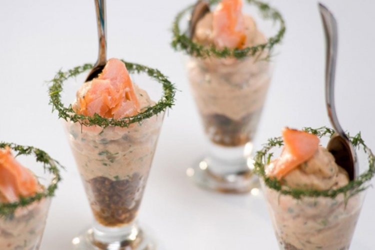 Aperitivo con galletas saladas y salmón