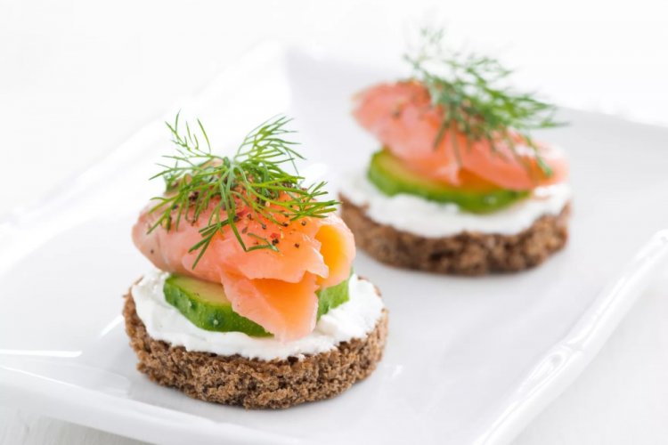 Canapés de salmón y pepino