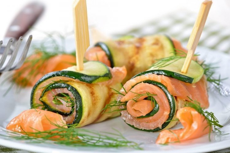 Rollitos de calabacín con salmón