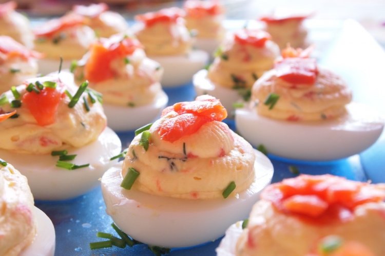 Huevos rellenos con salmón