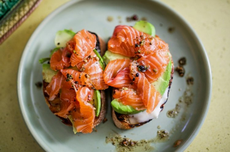 Bruschettas con salmón y aguacate