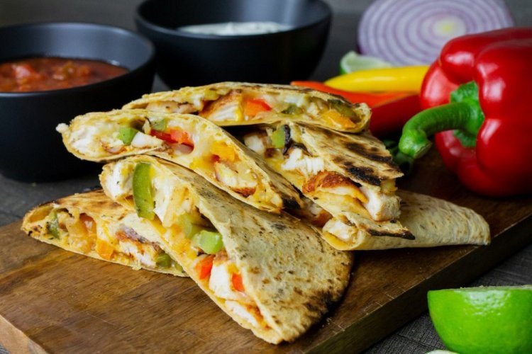 Quesadilla mit Pute und grünen Erbsen