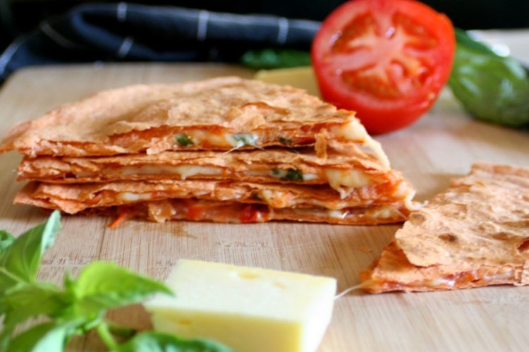 Quesadilla mit Tomaten und Mozzarella