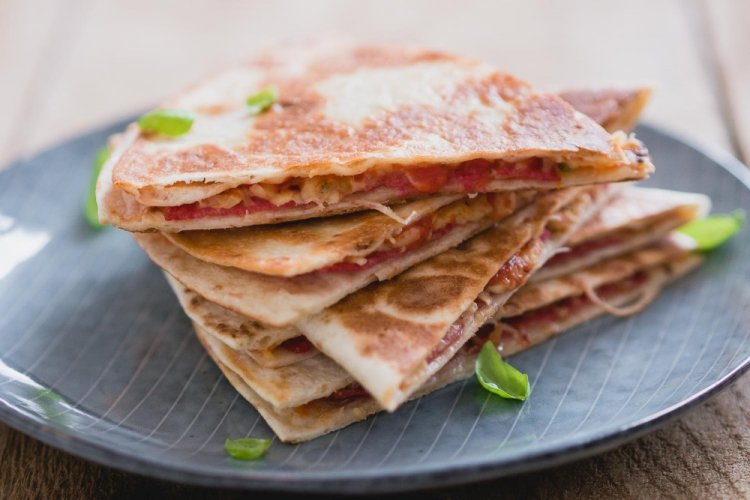 Quesadilla mit Ei und Salami