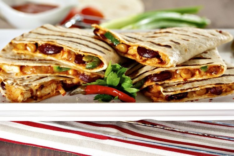 Quesadilla mit Bohnen und Zucchini