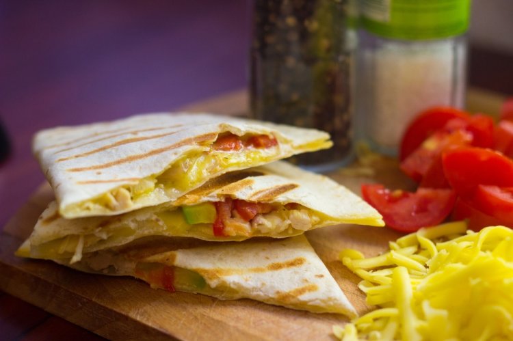 Quesadilla mit Hähnchen und Avocado