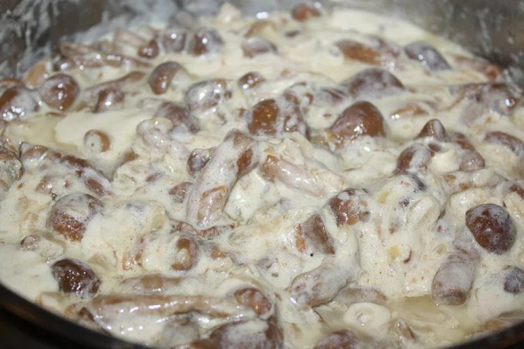 Gebratene Honigpilze mit Zwiebeln und Sauerrahm