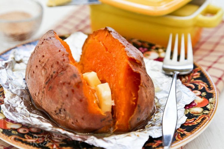 Ganze Süßkartoffel aus dem Ofen