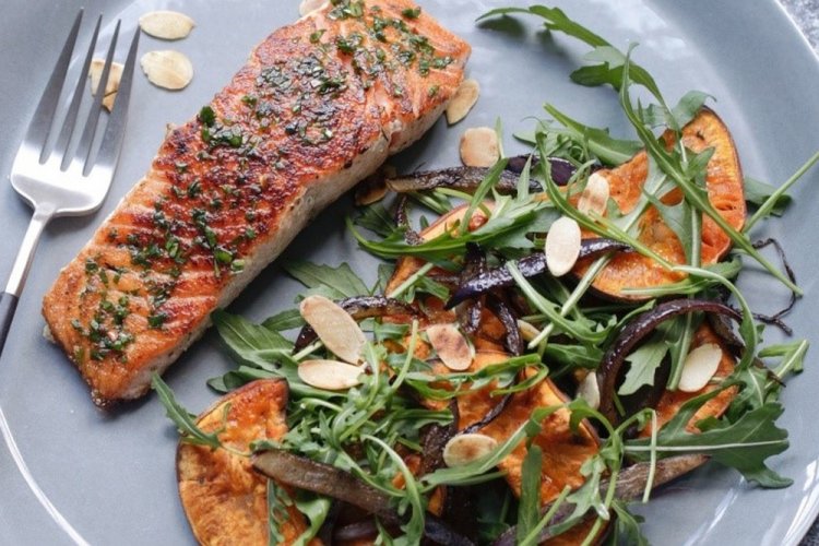Süßkartoffeln mit Lachs aus dem Ofen