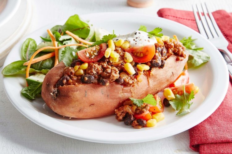 Süßkartoffeln mit Mais und Bohnen aus dem Ofen