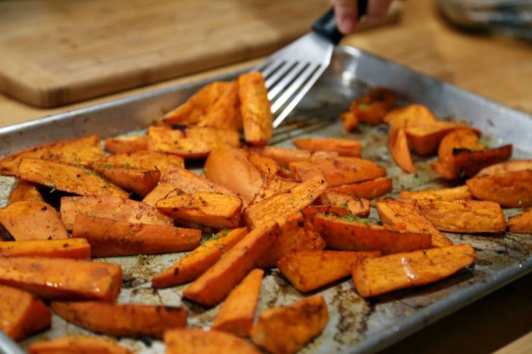 Süßkartoffeln mit geräuchertem Paprika aus dem Ofen