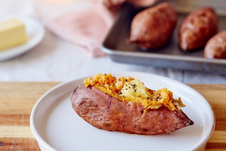 Süßkartoffeln mit Fleisch aus dem Ofen