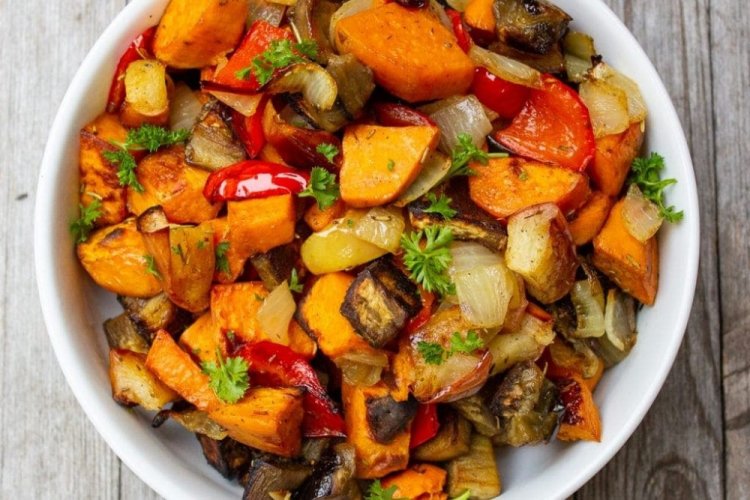 Süßkartoffeln mit Gemüse aus dem Ofen