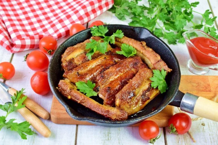 Costillas de cerdo fritas en sartén