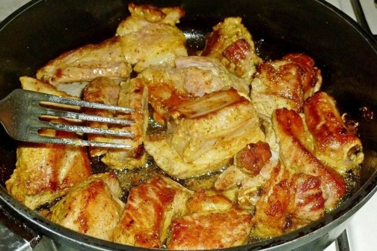 Costillas de cerdo con mayonesa en sartén
