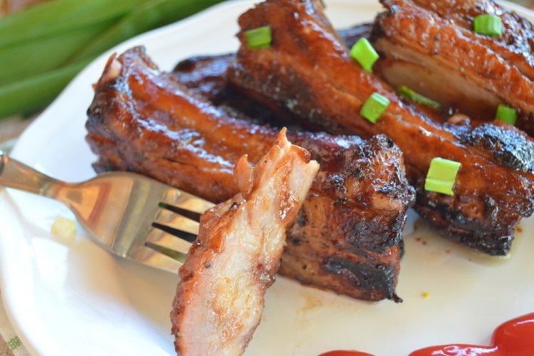 Costillas de cerdo en sartén grill