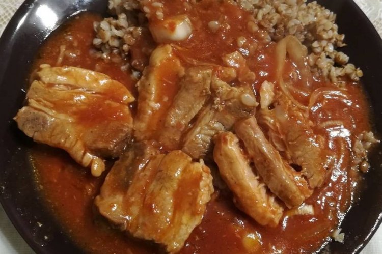 Costillas de cerdo con salsa en sartén