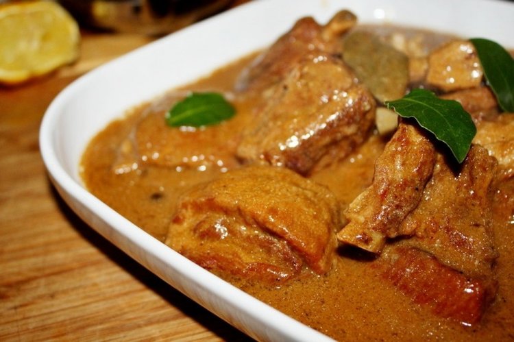 Costillas de cerdo con manzanas en sartén