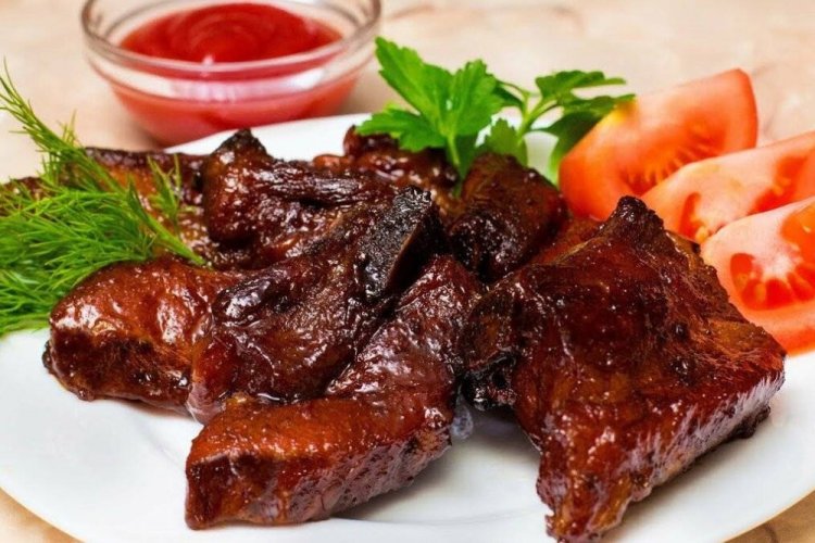 Costillas de cerdo en cerveza en sartén