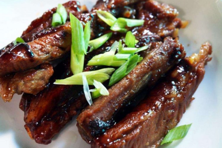 Costillas de cerdo en salsa de soja en sartén